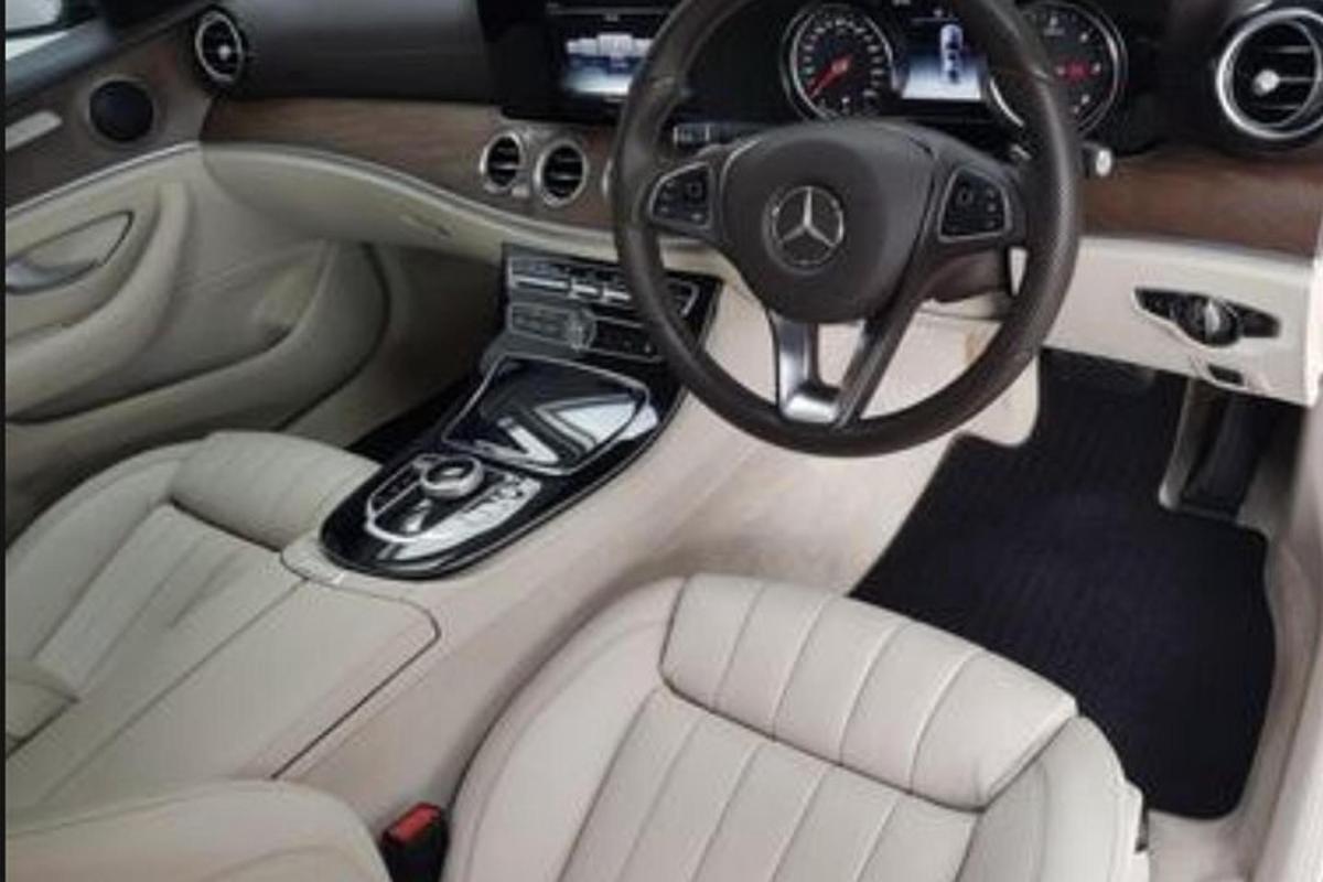 Μια άποψη του πιλοτηρίου ενός αυτοκινήτου Mercedes-Benz