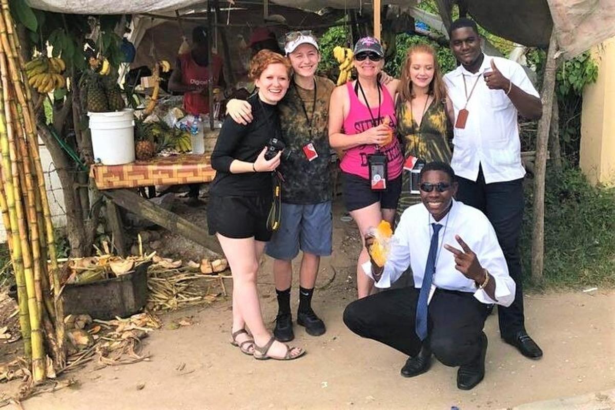 un gruppo di persone in posa per una foto davanti a un mercato
