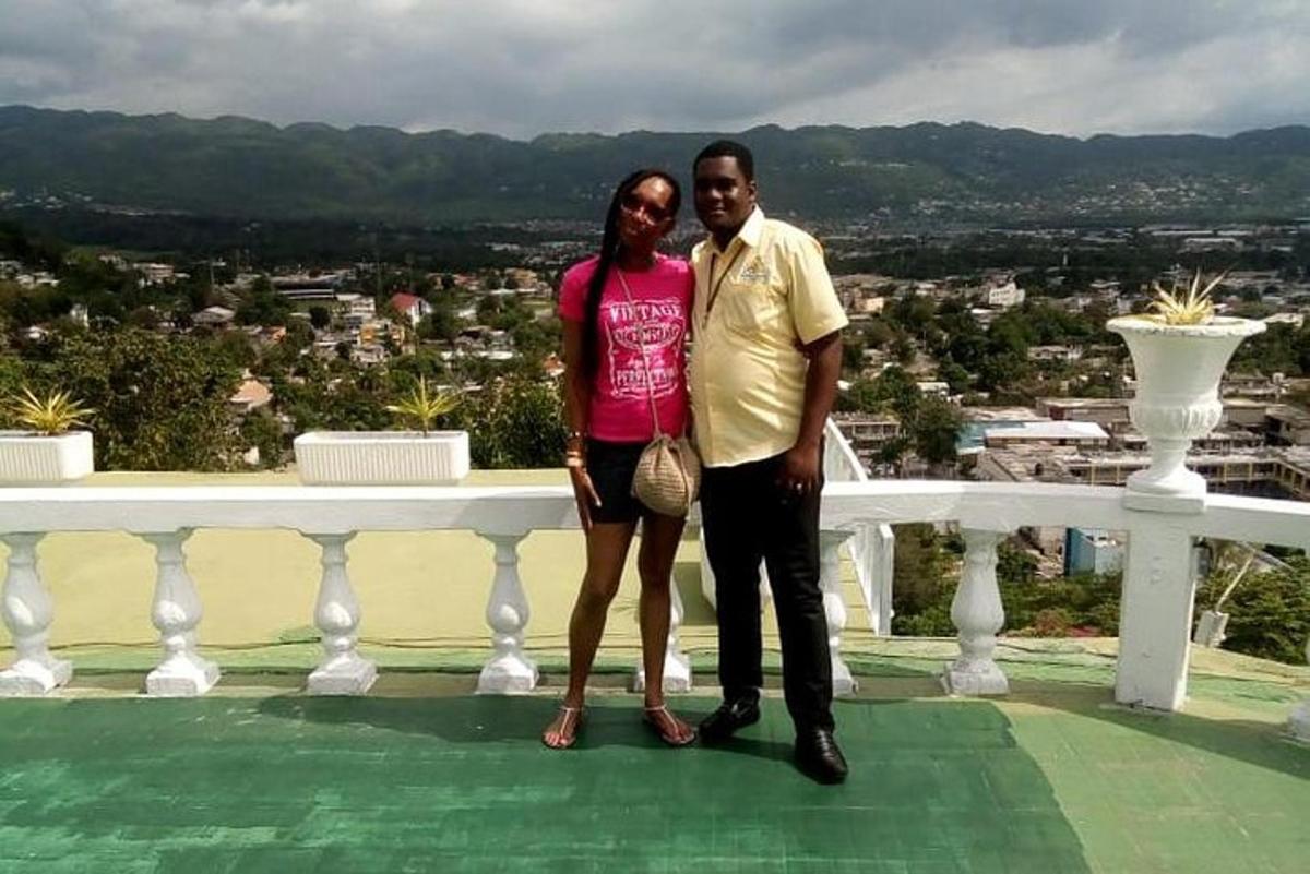 un uomo e una donna in piedi in cima a un balcone