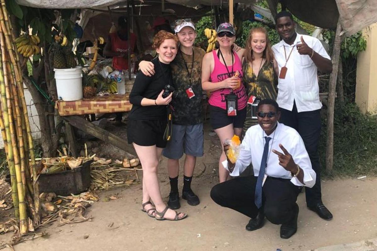 un gruppo di persone in posa per una foto in un mercato
