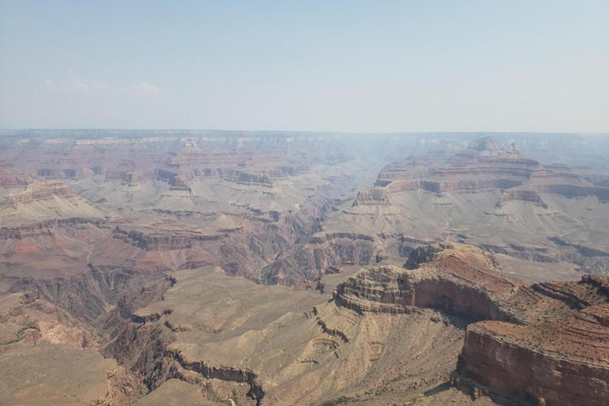 pohled na Grand Canyon z vrtulníku