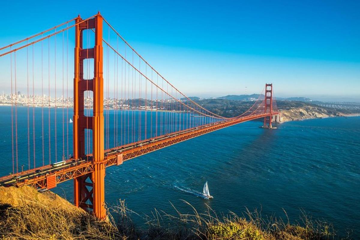 um veleiro sob a ponte golden gate