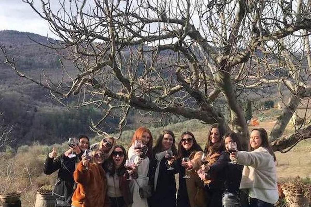grupp naisi poseerib puu all pildi jaoks