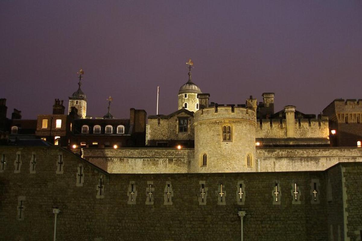um grande castelo à noite com luzes