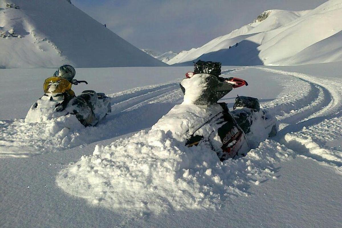 dues persones estan assegudes a la neu