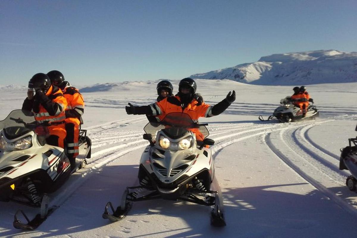 un grup de persones en moto a la neu