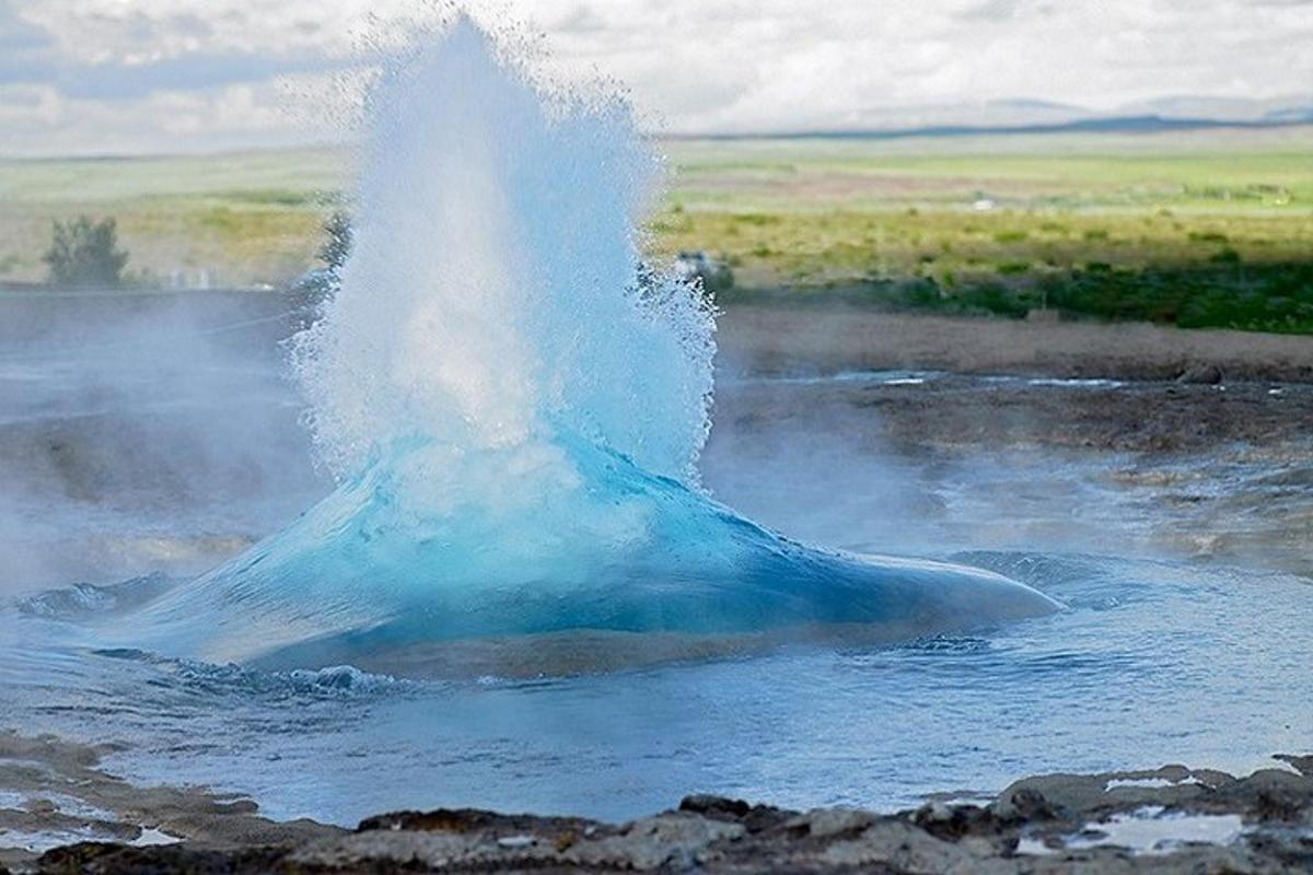 un guèiser al mig d'una massa d'aigua