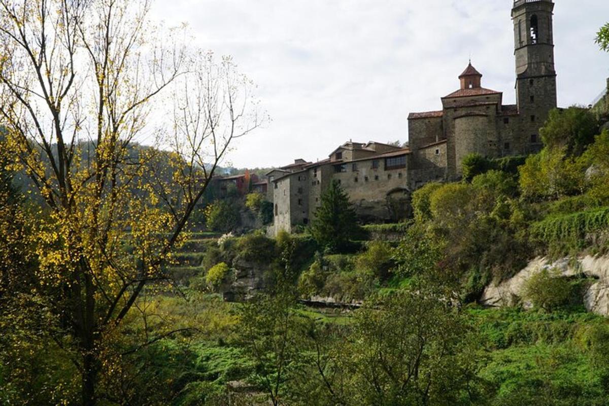 un castell al cim d'un turó al costat d'un riu