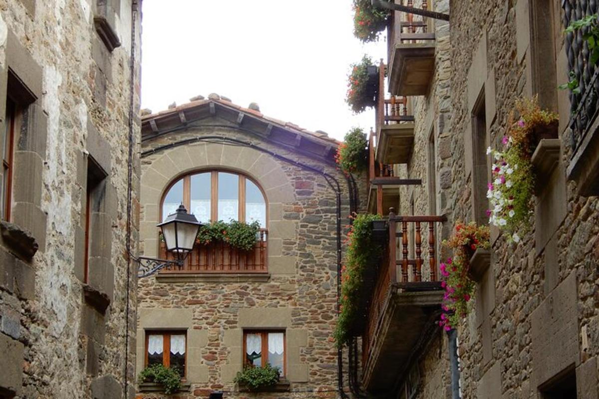 un edifici amb una finestra i un balcó amb plantes