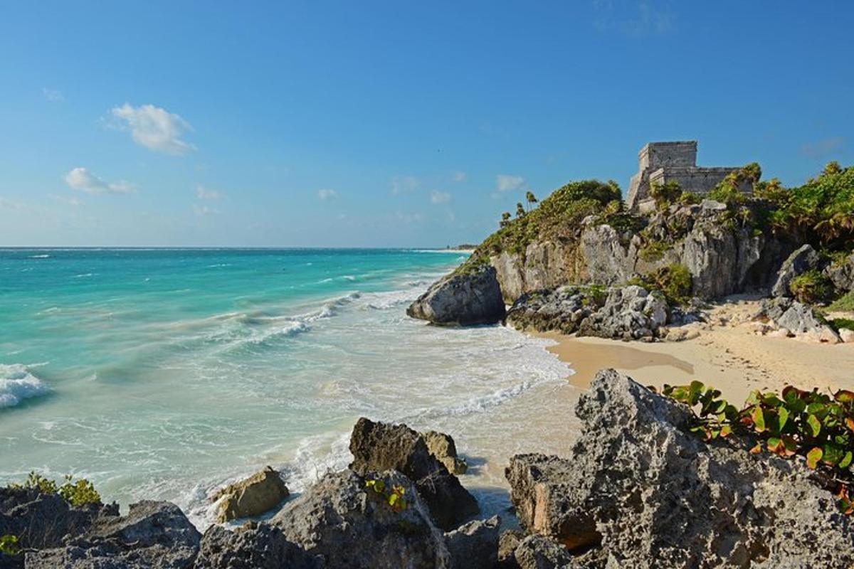 una spiaggia con alcune rocce e l'oceano