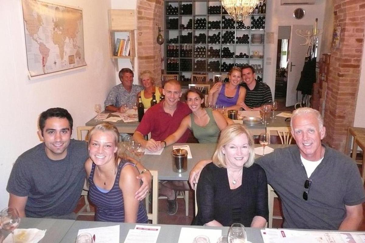 skupina lidí sedících u stolu v restauraci