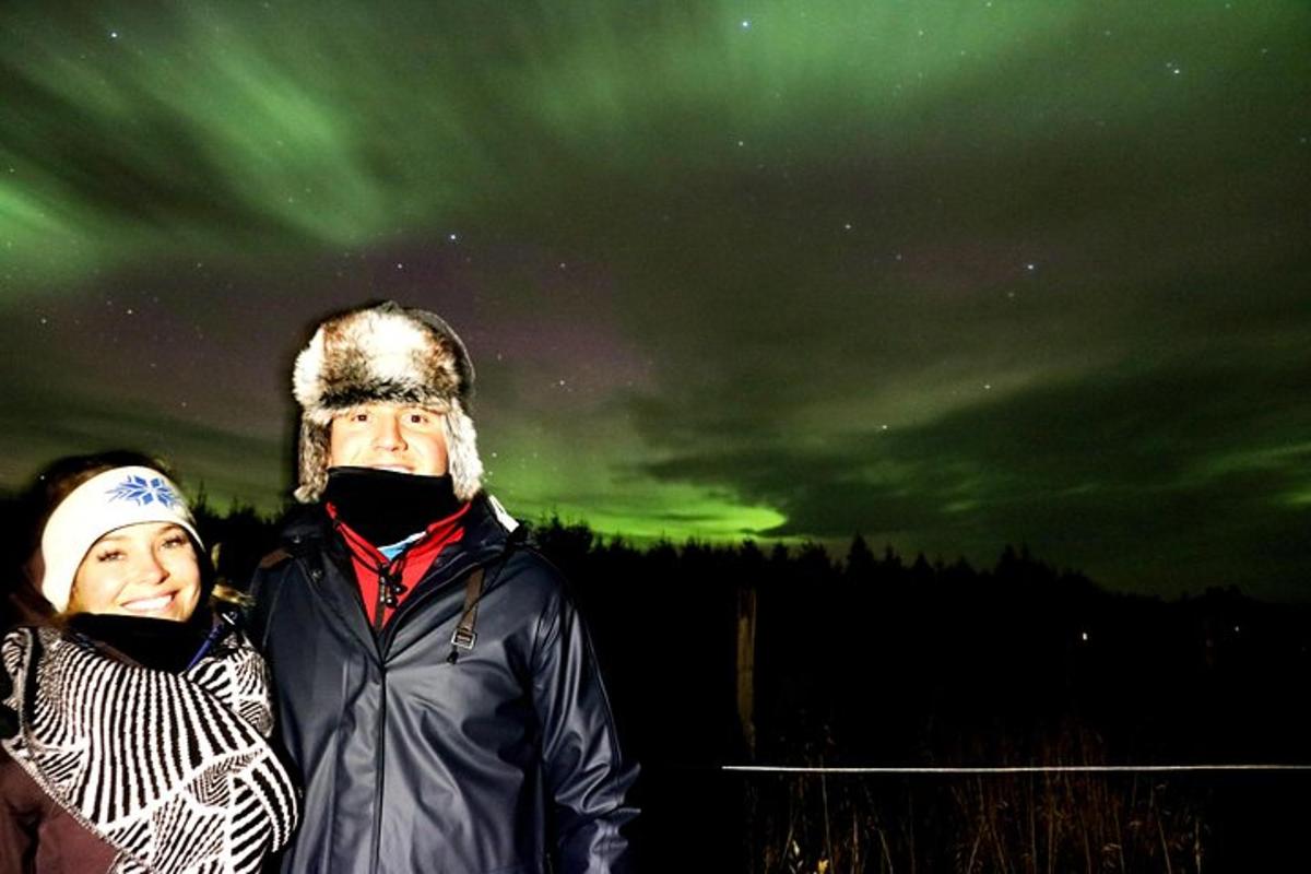 Un hombre y una mujer de pie bajo un cielo verde.