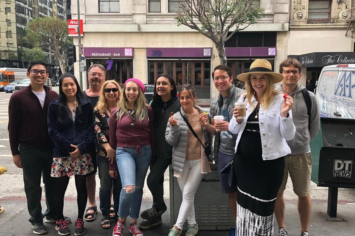 sokakta fotoğraf çektiren bir grup insan