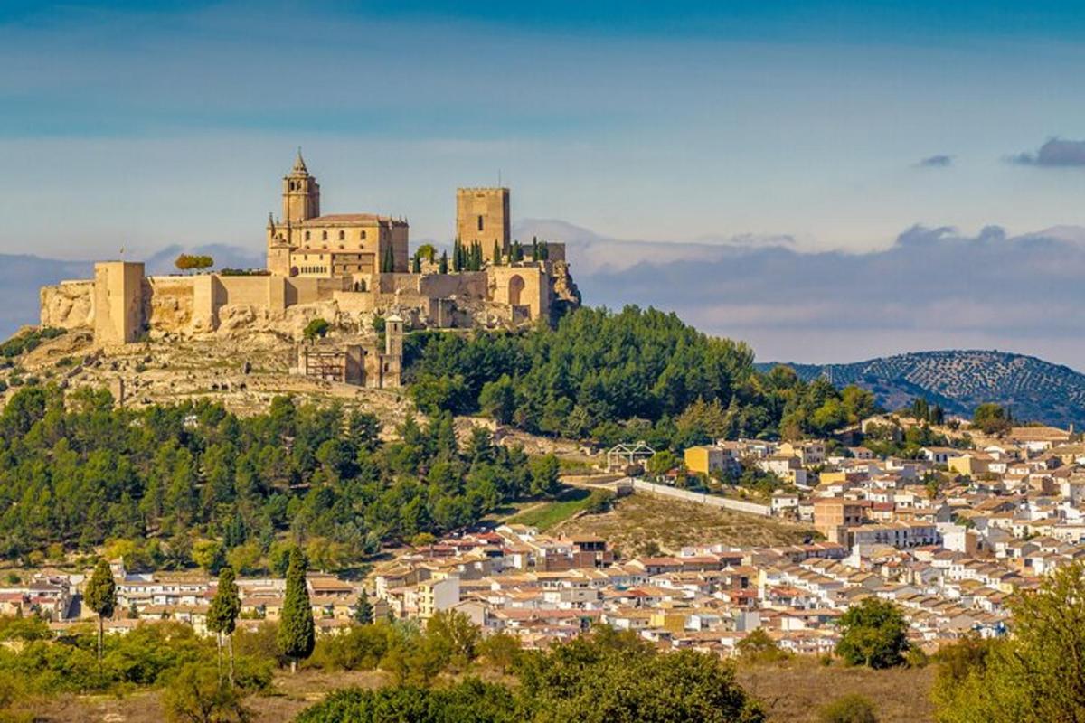 una ciudad con un castillo en la cima de una colina