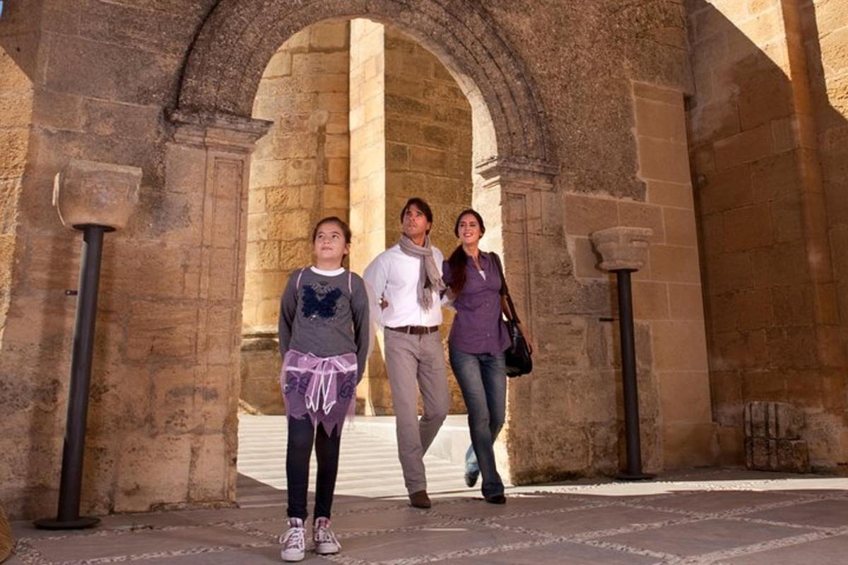 Tres mujeres y un hombre de pie en un arco