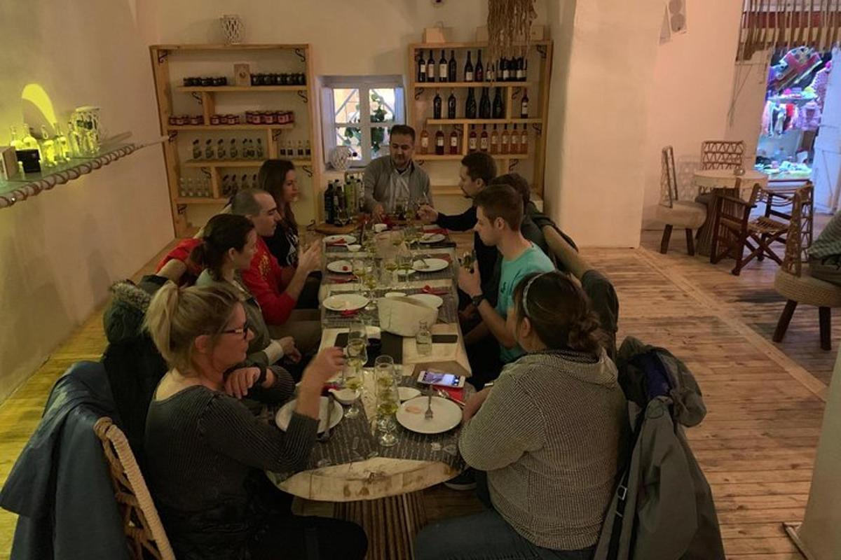 un grup de persones assegudes al voltant d'una llarga taula