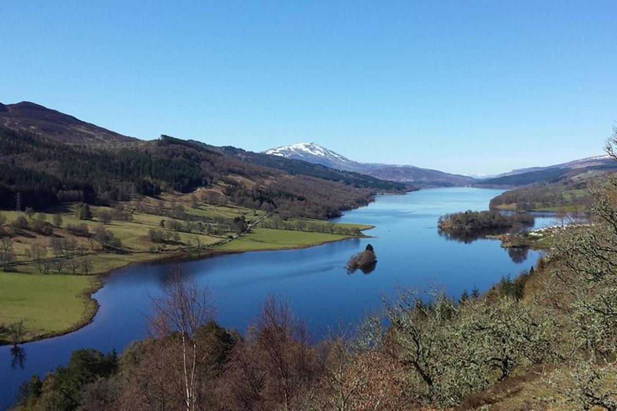 jezero uprostřed údolí s horami