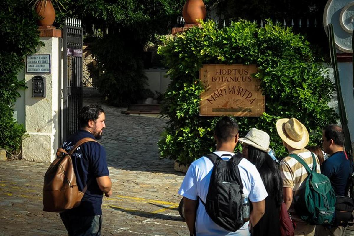 un grup de persones caminant per un carrer