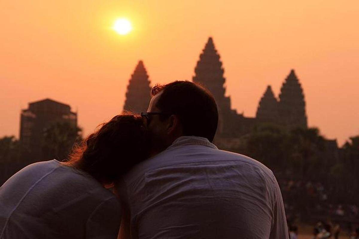 un uomo e una donna che guardano il tramonto
