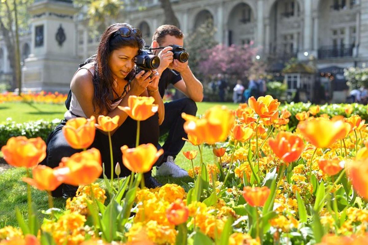 カメラで花の写真を撮っている女性