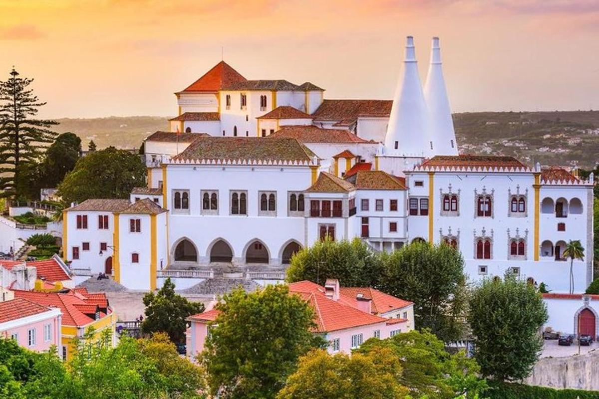 mesto s budovou s dvoma komínmi
