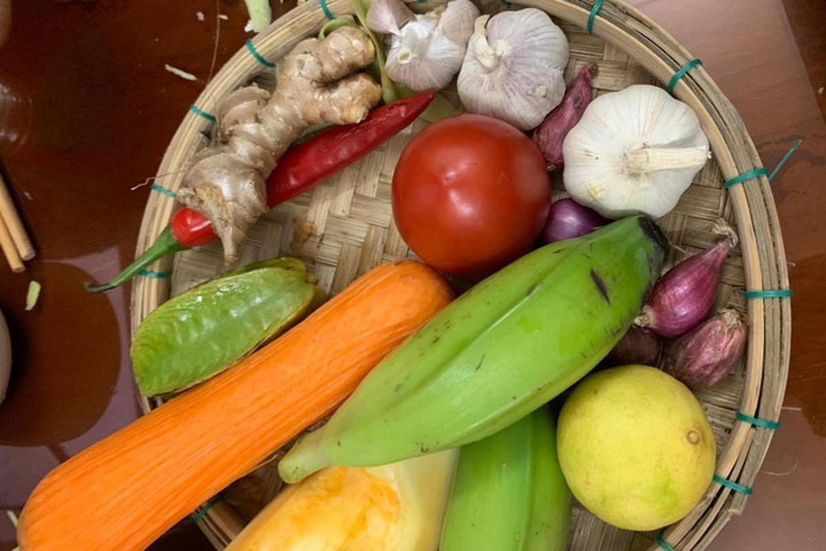 uma cesta cheia de diferentes tipos de vegetais