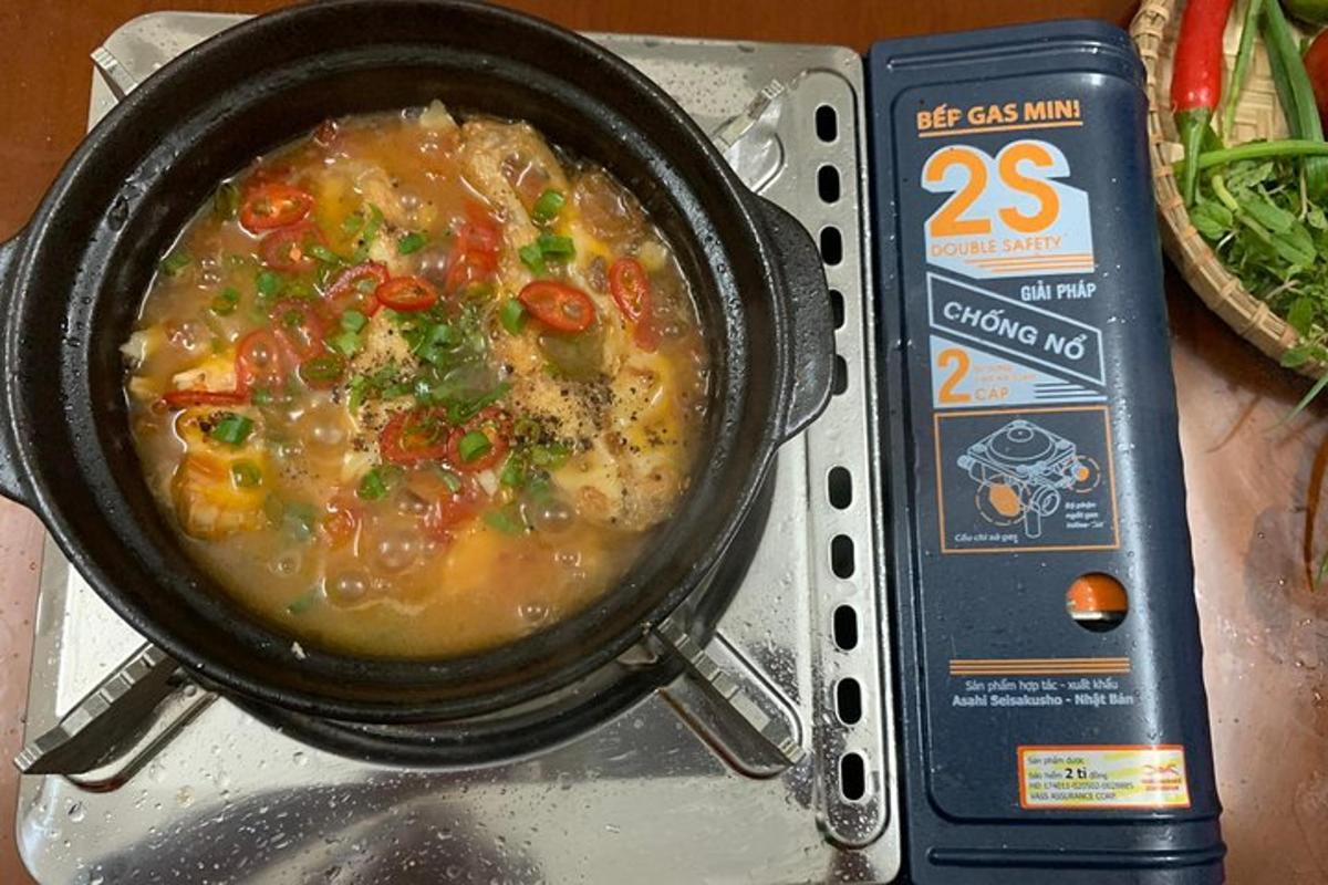 uma panela de sopa em cima do fogão