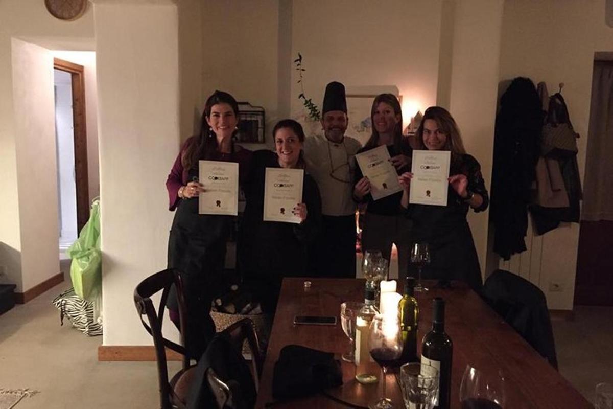 un gruppo di persone che tengono cartelli davanti a un tavolo