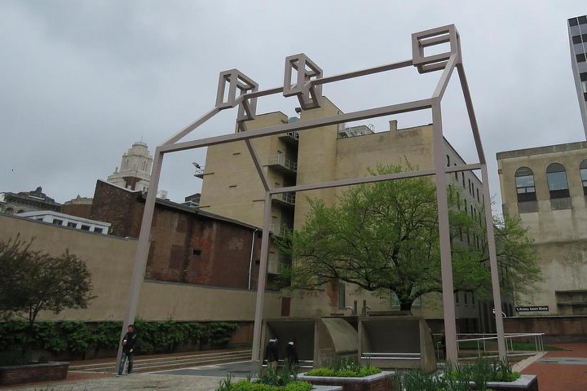 una gran escultura metàl·lica davant d'un edifici