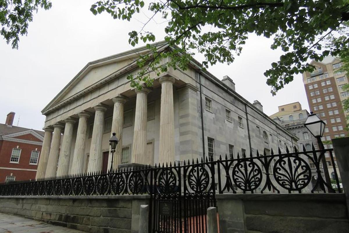 un gran edifici amb columnes darrere d'una tanca