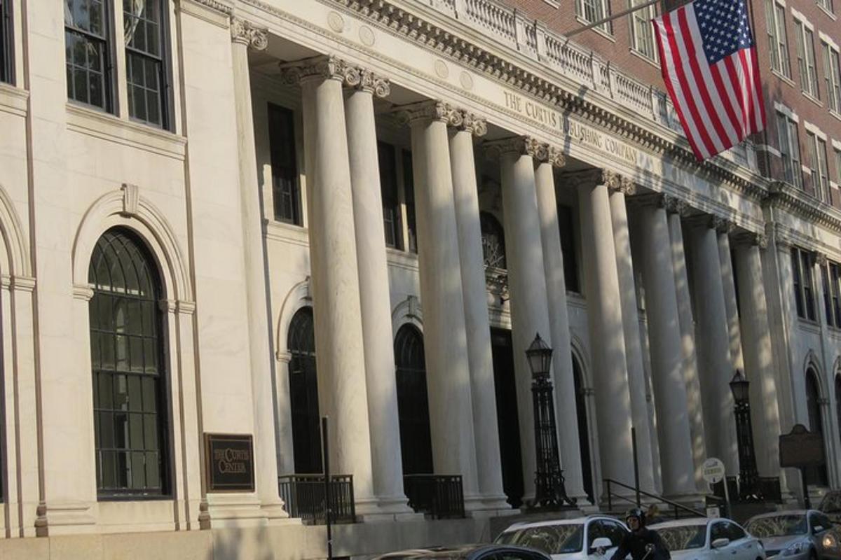 un edifici amb una bandera americana al davant