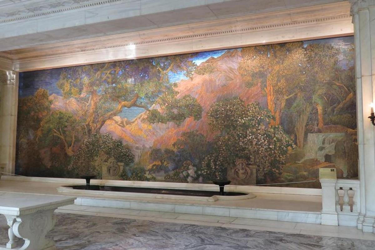 una gran pintura d'arbres en una paret d'un edifici