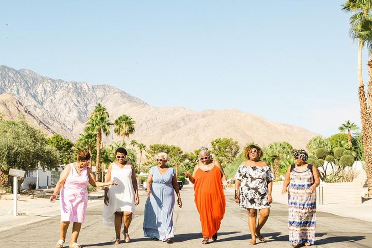 un gruppo di donne che camminano lungo una strada