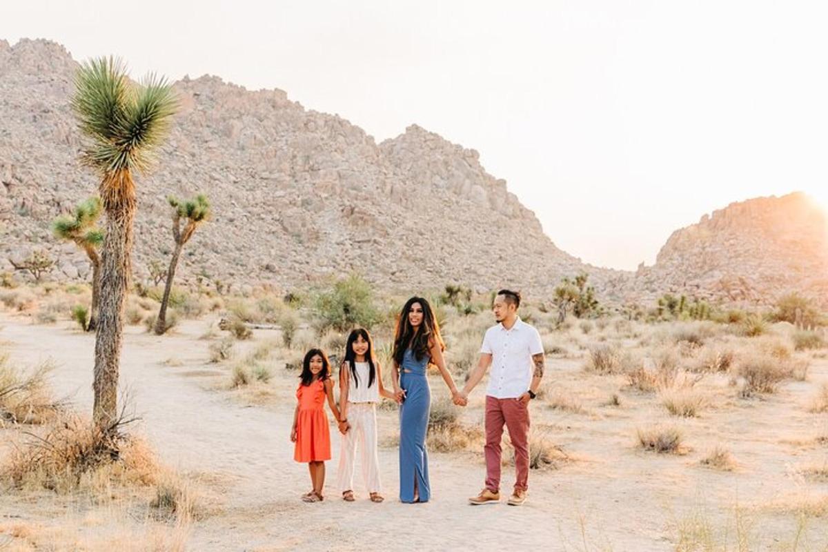 una famiglia che si tiene per mano mentre è in piedi nel deserto