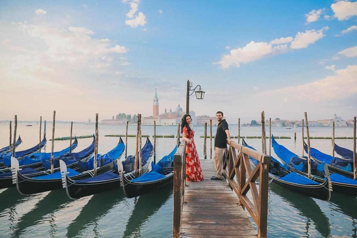 pasangan pengantin berdiri di atas dok dengan gondola