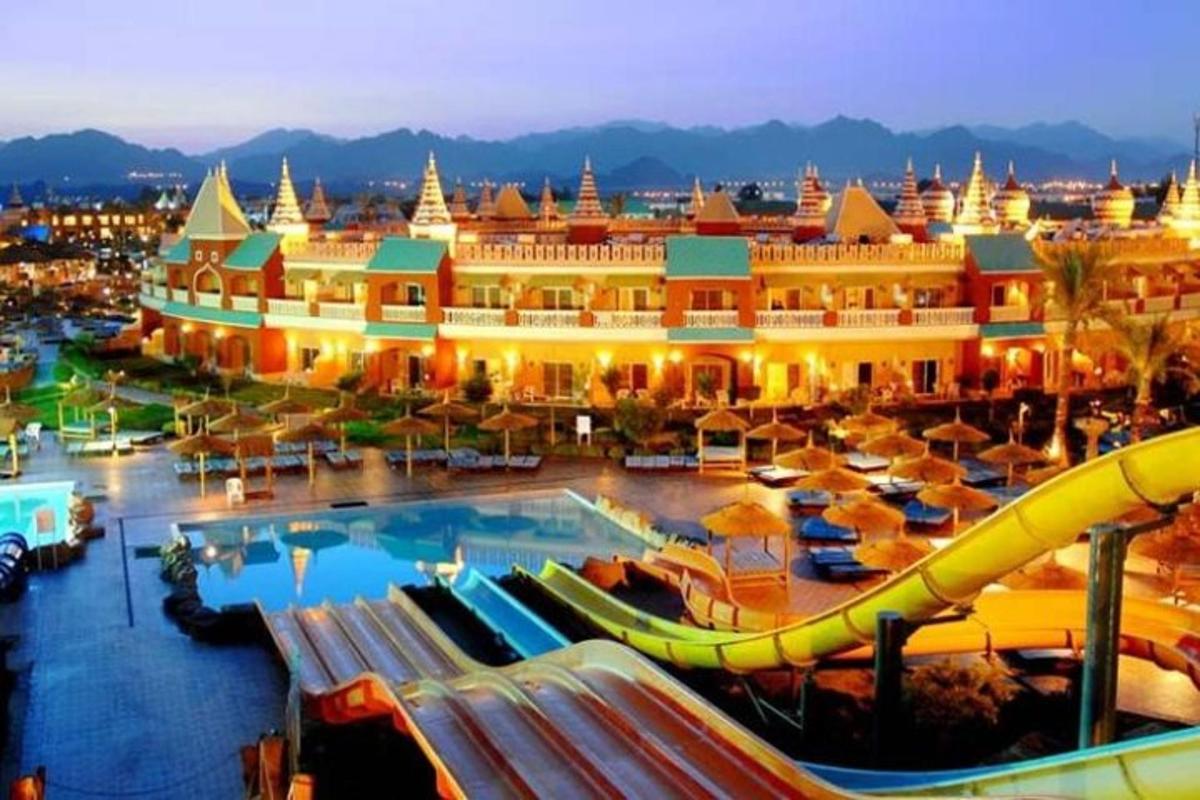 un resort con piscina e scivolo d'acqua