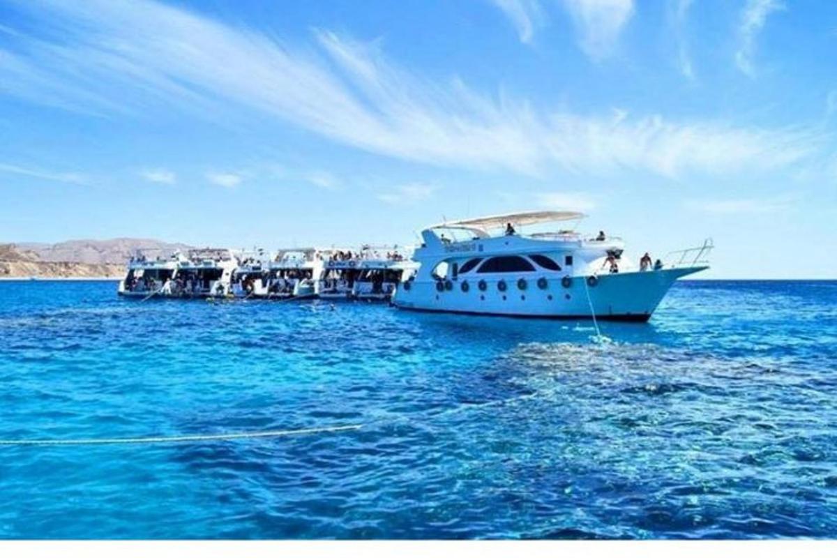sekelompok perahu di air biru