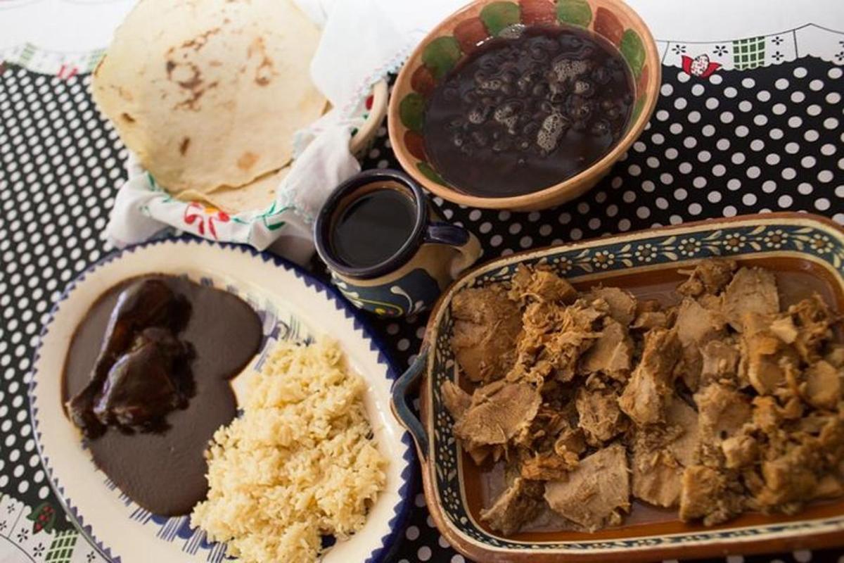 isang mesa na may dalawang pinggan ng pagkain at tinapay