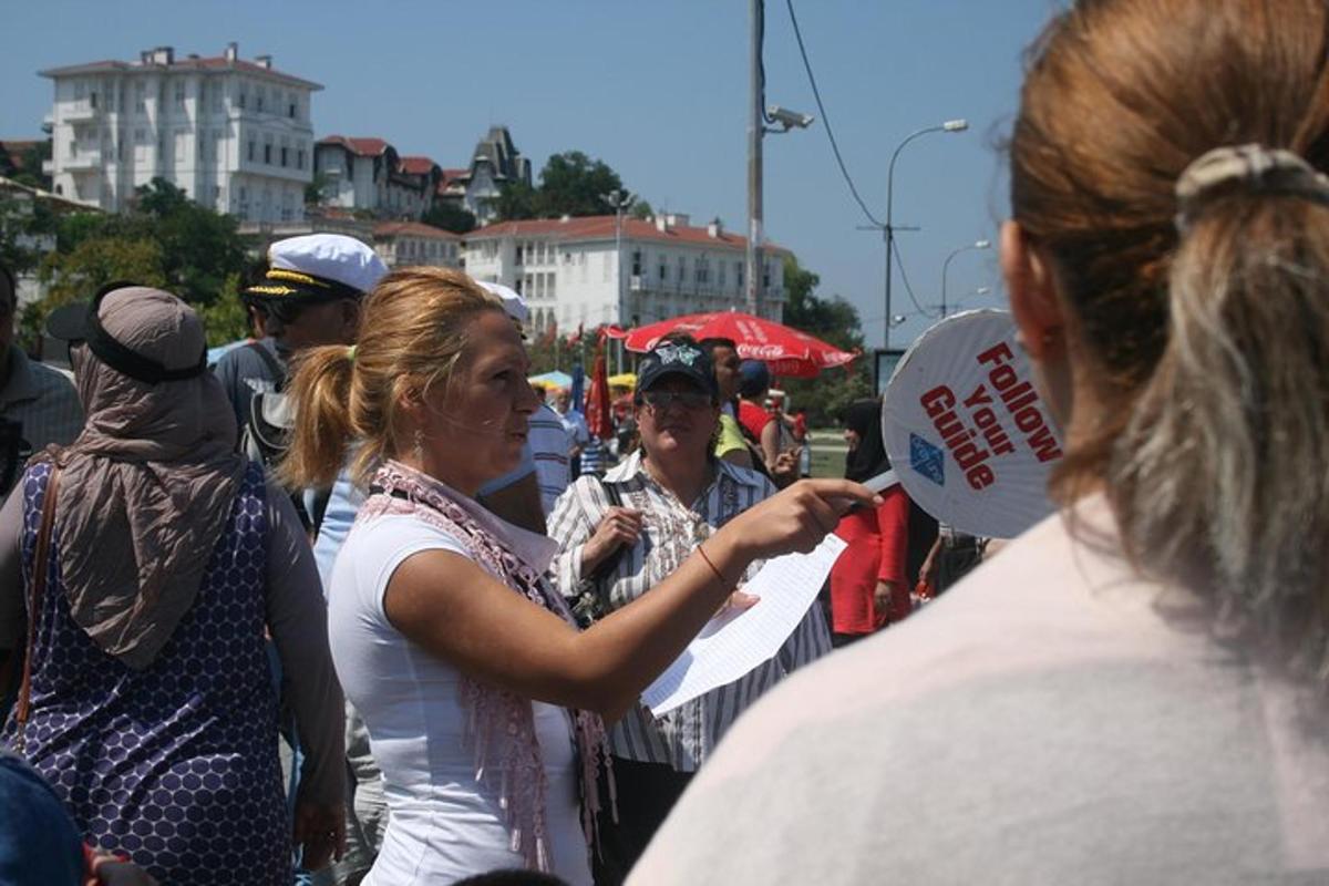 žena držící ceduli v davu lidí