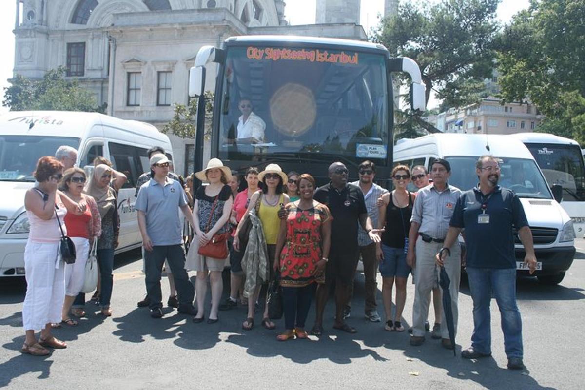 skupina lidí stojících před autobusem