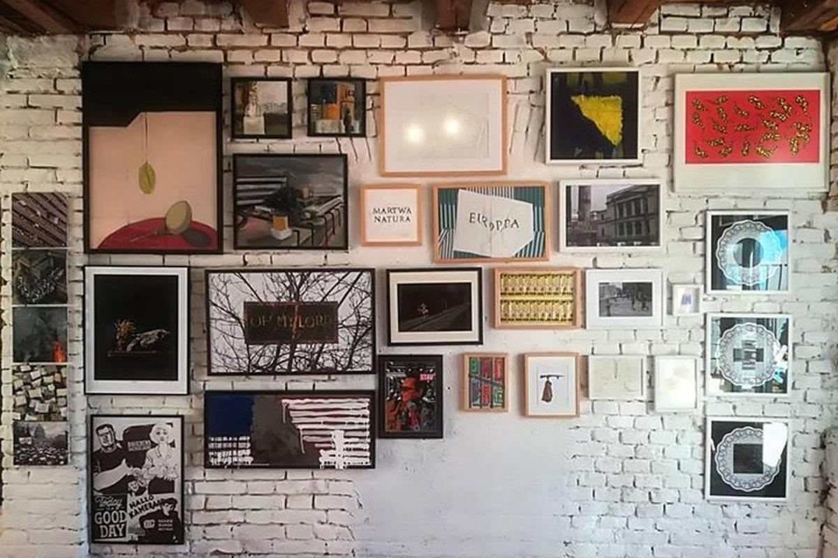un muro con quadri su un muro di mattoni