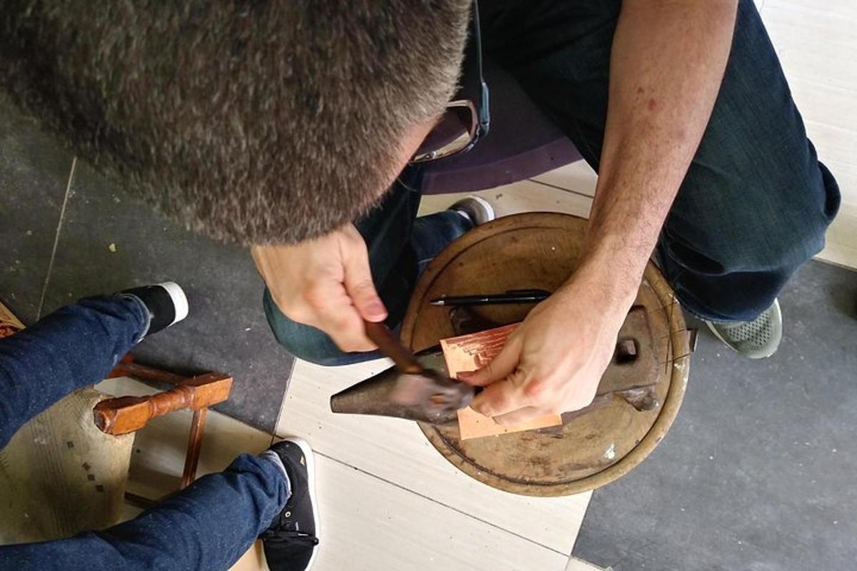 cilvēku grupa, kas griež koka gabalu