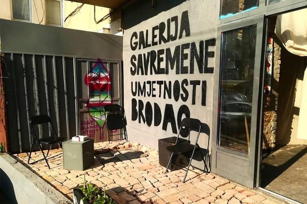 un negozio con un cartello sul lato di un edificio
