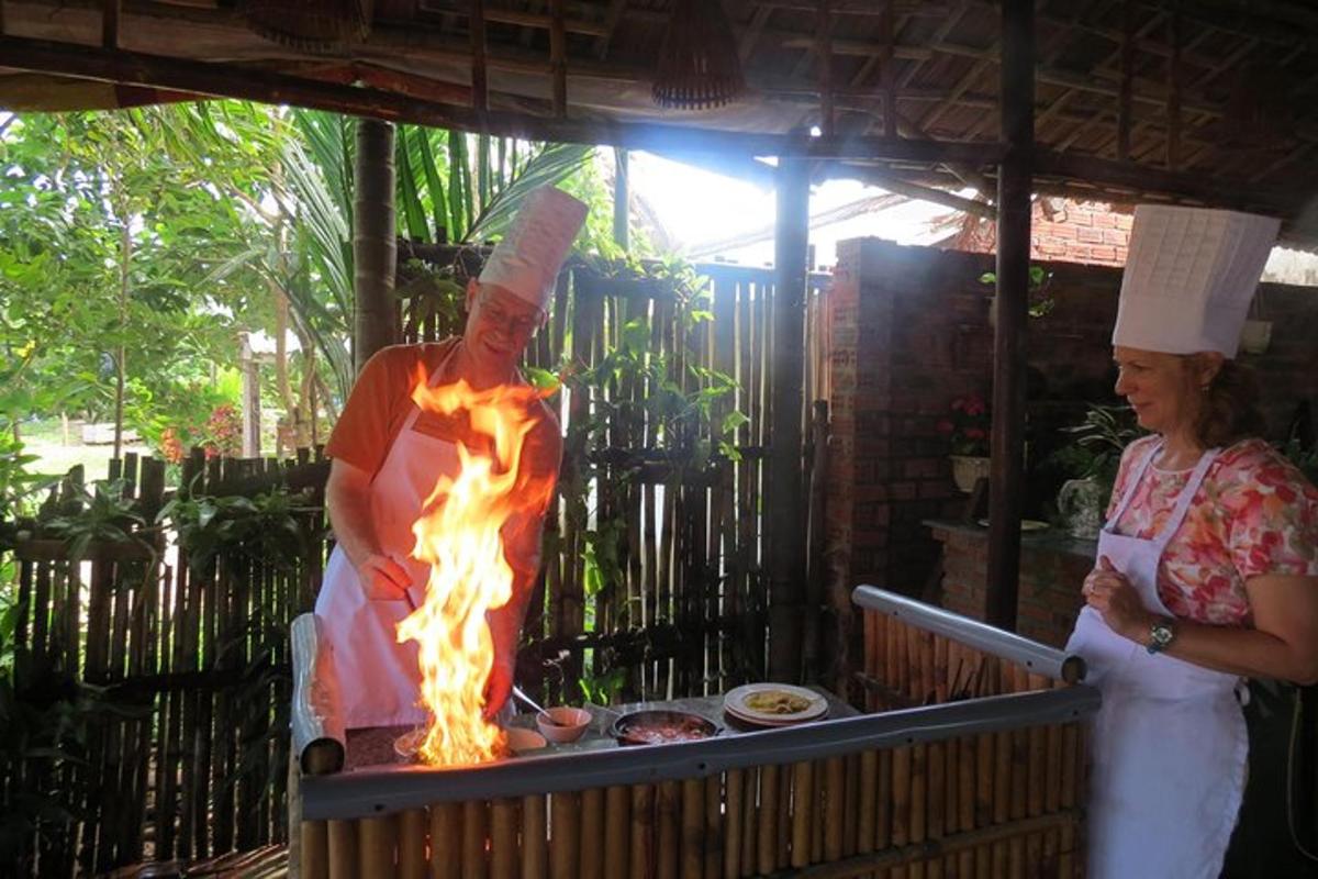 žena stojící vedle grilu s hořící osobou