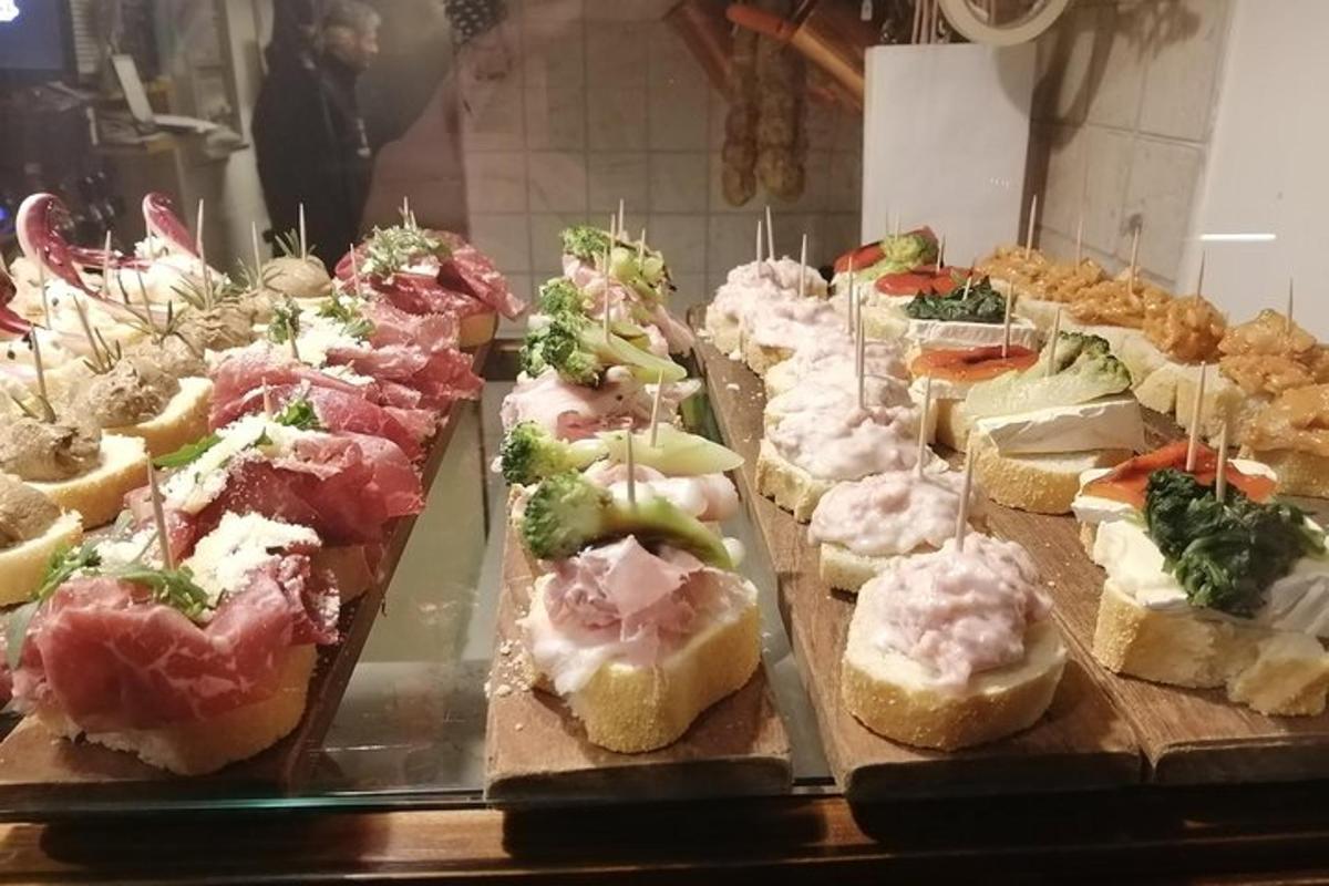 sýningarskápur með fullt af mismunandi tegundum af samlokum
