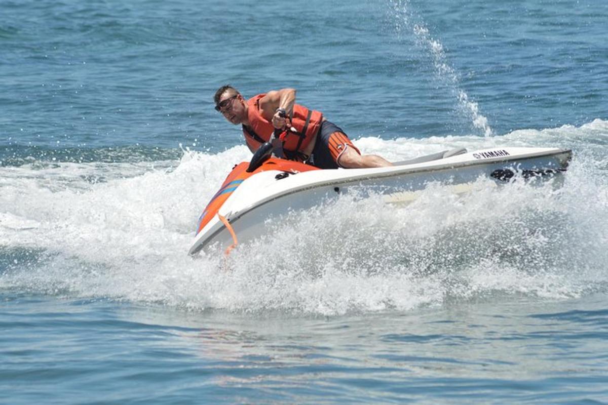 un uomo in moto d'acqua in acqua