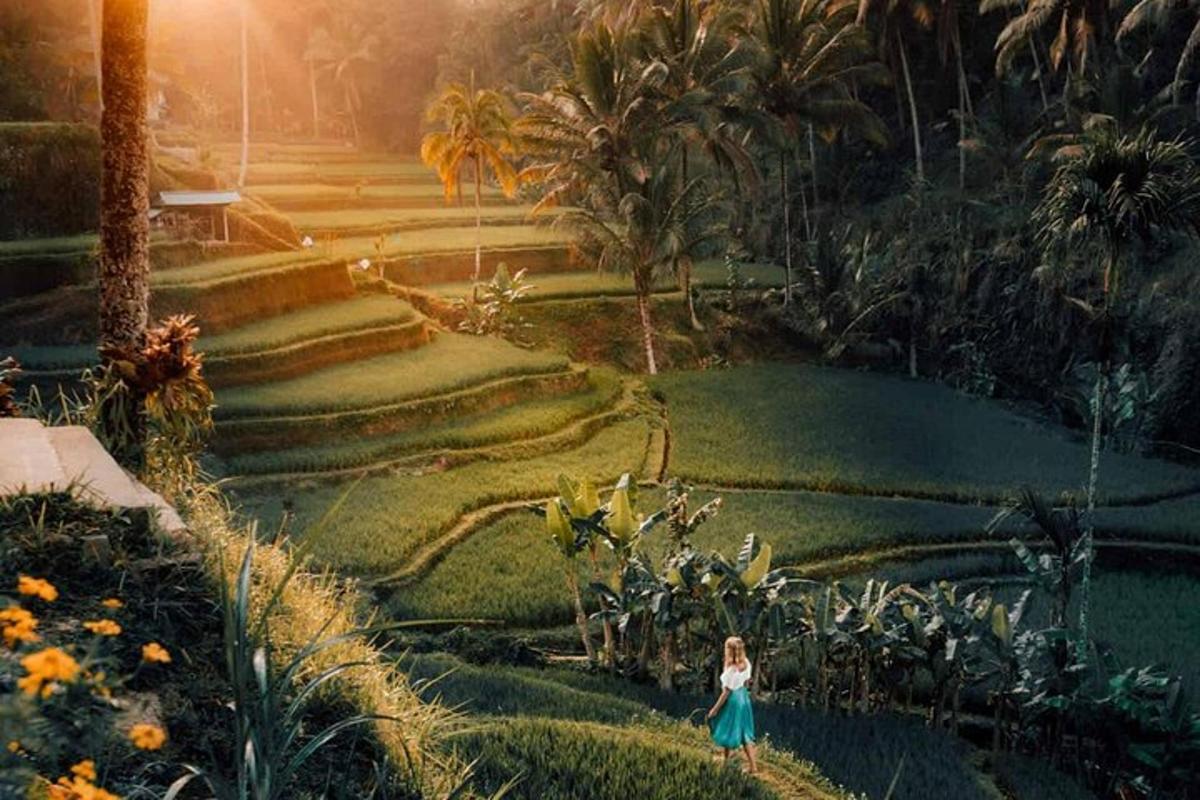 một người phụ nữ đang đi bộ trước một khu vườn