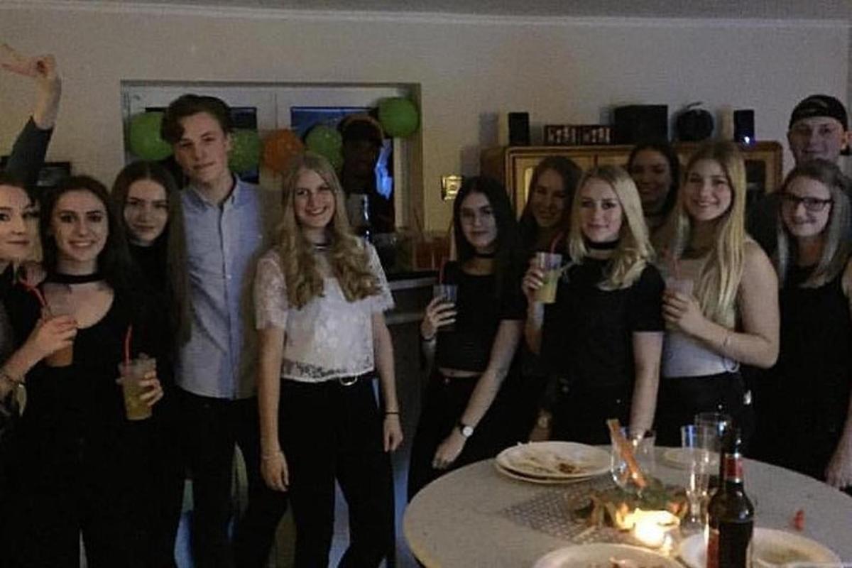 skupina lidí pózujících pro fotografii na večírku