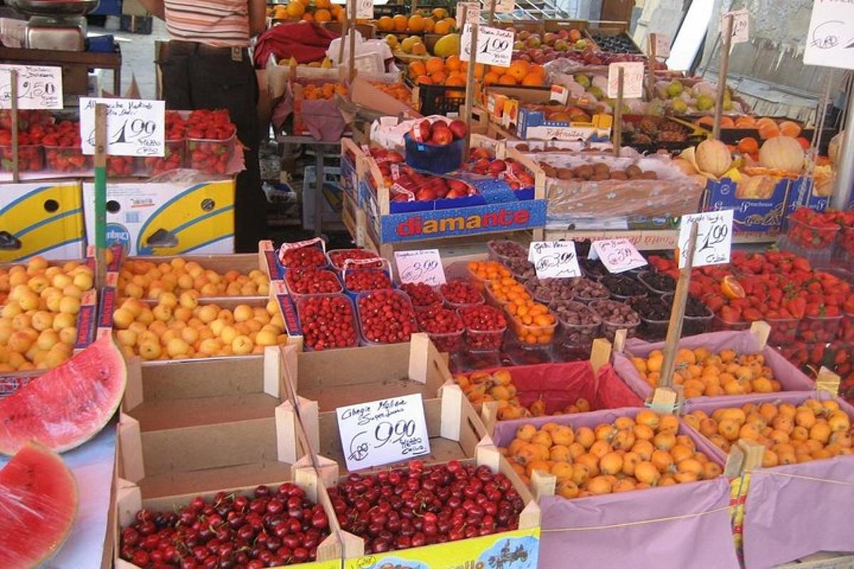 Una exhibición de frutas y verduras en un mercado