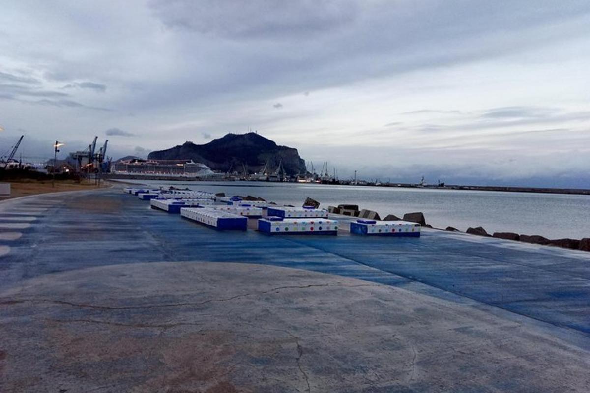 una fila de barcos alineados en el agua
